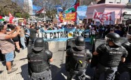 Milei tuvo que suspender un acto de campaña en Santa Fe por incidentes: hay al menos tres detenidos