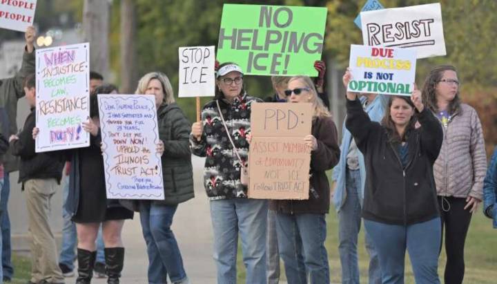 Protest held at Palatine police station after officer assisted federal agents with arrest