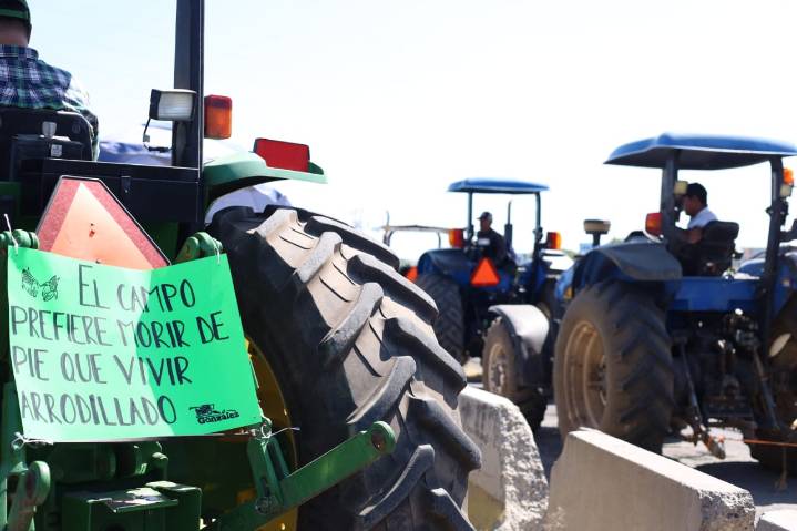 Agricultores mantienen bloqueos