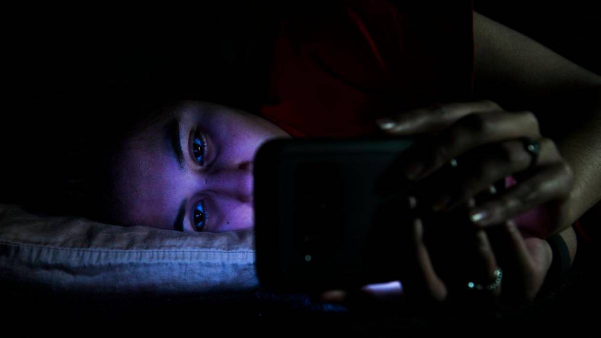¿La luz azul daña los ojos y la piel? Esto dice la ciencia sobre pantallas y cosméticos