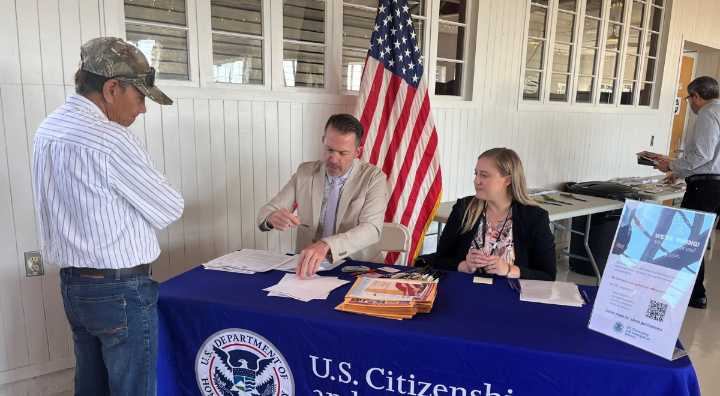 Nuevo requisito de USCIS para la ciudadanía alarma a migrantes sin antecedentes penales