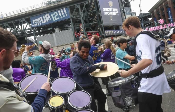 Seattle Mariners fans rally at City Hall ahead of Game 4 versus Toronto