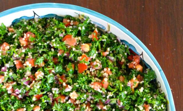 Prepará tabulé tradicional con bulgur, perejil y menta fresca