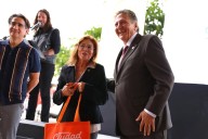 Zapopan beneficia a 500 adultos mayores con tarjetas de descuentos