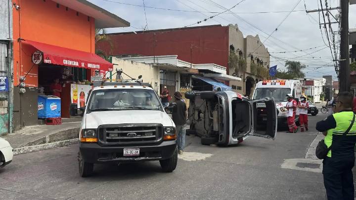Vuelca vehículo en colonia de Córdoba; dejó daños materiales cuantiosos