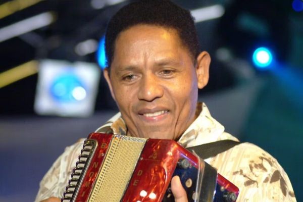 A sus 70 años Israel Romero, ‘El Pollo Irra’, sigue picando su acordeón