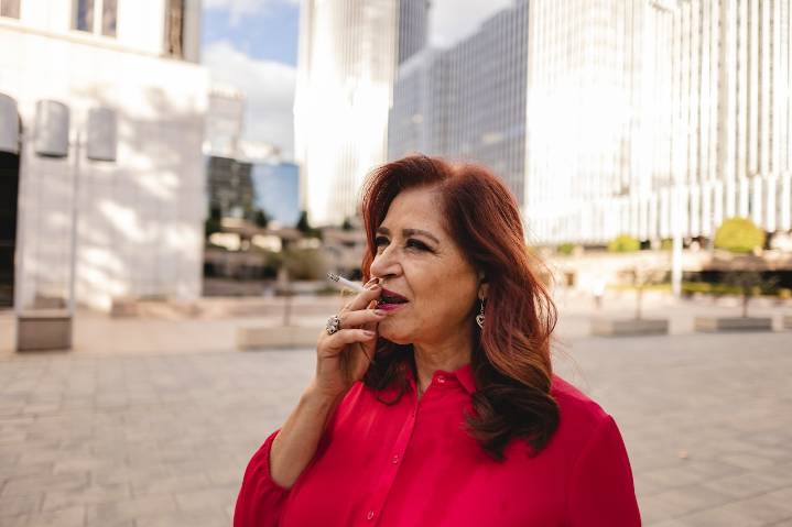 Dear Annie: Smoker’s stink in the office makes me sick