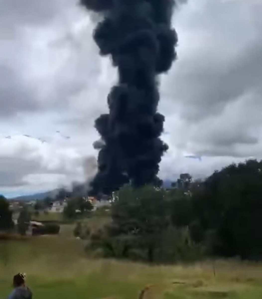 Volcadura de pipa en límites de Puebla y Edomex deja vehículos y casas afectadas en la México