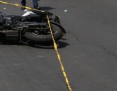 Muere motociclista al chocar contra un camión de carga
