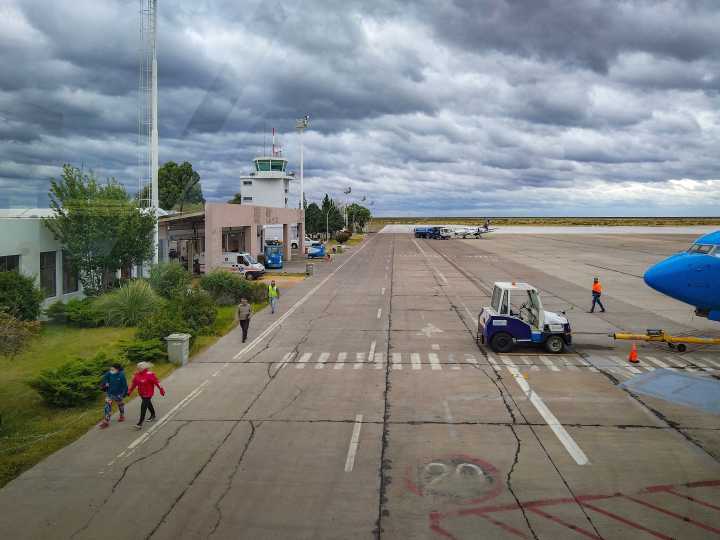 Explotó una turbina de un avión de Aerolíneas Argentinas cuando iba a despegar y tuvieron que cerrar el aeropuerto de Trelew