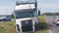 Canning: un camión perdió el control en la Ruta 58 y derribó tres postes de luz