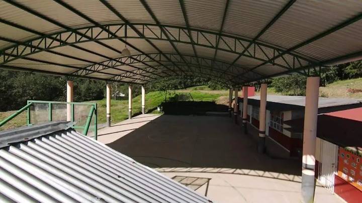 Padres de familia denuncian que estudiantes de Secundaria en Tlaquilpa están en zona de riesgo por deslaves