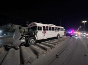 Choca camión de Inventec contra camioneta y deja varios lesionados
