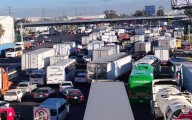 Transportistas de pipas mantienen bloqueada la autopista México