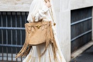 El bolso con flecos: el aliado perfecto de las chicas boho esta temporada
