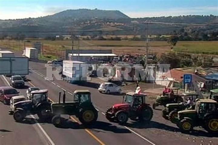 Se manifiestan campesinos en 33 puntos carreteros