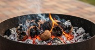 Por qué hay que poner cáscaras de nuez en las brasas del asado: los beneficios que seguro no sabías 