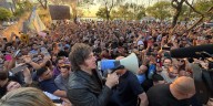 De campaña por el litoral, Milei se mostró cercano al gobernador de Chaco y pidió a los argentinos que “se sigan esforzando”