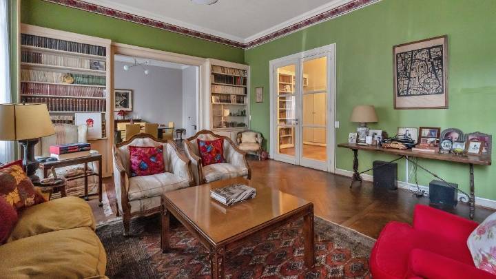 Un departamento con sello de Bustillo volvió al mercado: cómo es y cuánto cuesta vivir en "La Isla" de Recoleta