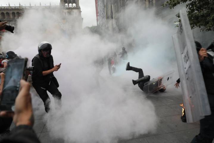 Hospitalizados, 94 policías tras marcha del 2 de octubre; hay tres en estado delicado: SSC