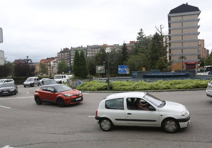 Un joven sin carné de conducir choca contra la fuente de la plaza de Castilla