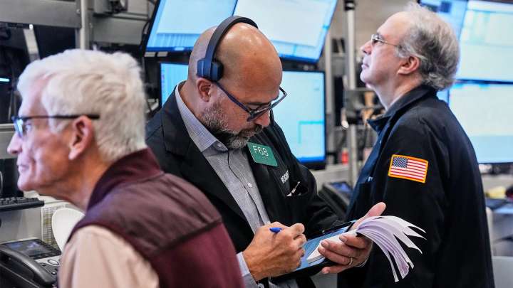 Price of gold falls again as U.S. stocks drift near record heights