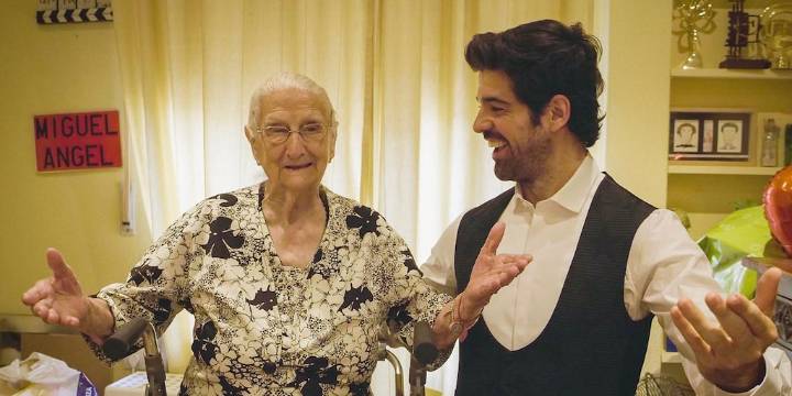 “100 días con la Tata”: el actor que se encerró con su tía abuela en la pandemia y la lanzó a la fama