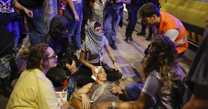Dos detenidos, una herida y cargas en la manifestación de Valencia contra Israel