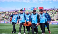 Momentos de tensión: Mateo Levy recibe fuerte golpe y sale del campo por conmoción cerebral