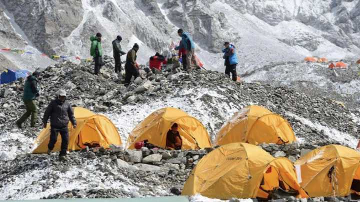 Siguen los esfuerzos por rescatar a cientos de personas que quedaron atrapadas en el monte Everest