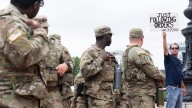 Las tropas de la Guardia Nacional comienzan a llegar a Chicago para combatir la delincuencia pese a la oposición del gobernador