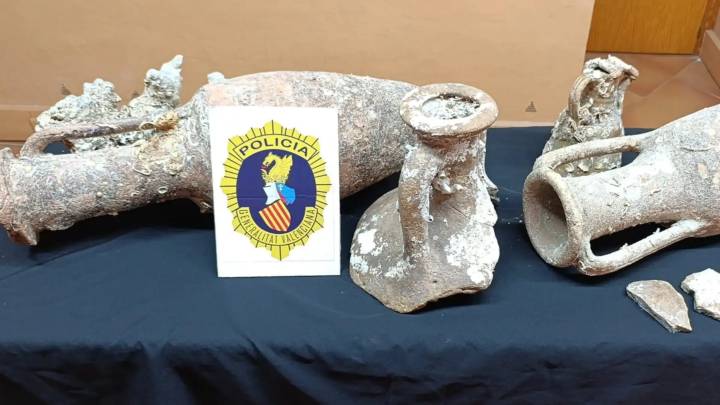 La Policía recupera tres ánforas romanas y restos arqueológicos de yacimientos subacuáticos en Santa Pola y Elche