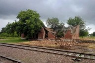 Tras la tormenta cedió el edificio de la antigua estación de Villa Dominguez.
