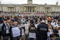La protesta contra la ilegalización del colectivo Palestine Action invade la Plaza de Trafalgar en Londres, en medio de la inquietud por el atentado antisemita de Mánchester