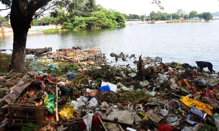 Bhopal News: Durga Visarjan Waste Still Clogs City Ghats Ahead Of Chhath; Ritual Dip May Turn Unhygienic For Over 1 Lakh Devotees