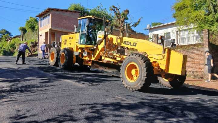 El Gobierno de Oberá ejecuta obras de cordón cuneta, entubado y asfaltado en distintos barrios