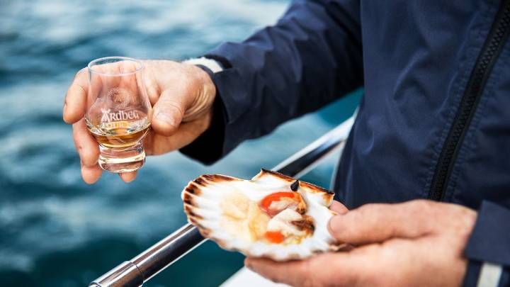 This New Hotel on a Tiny Scottish Island Is Redefining Whisky Tourism With Playful Interiors and “Wee Drams”
