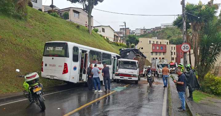 Bus y camión chocan en vía de Manizales: una mujer en embarazo, lesionada