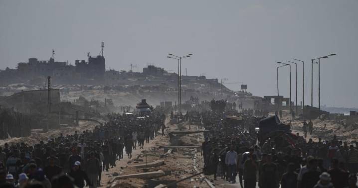 Thousands of Palestinians return to what's left of their homes as Gaza ceasefire takes effect