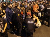 Los policías auxilian a un hombre que se mareó durante la concentración