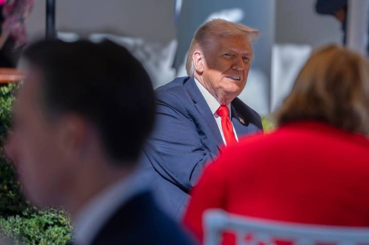 Trump hosts Senate Republicans at renovated White House as the shutdown drags into fourth week