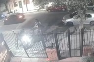 VIDEO | Violento robo de motochorros armados a un vecino en la puerta de su casa