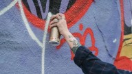 Menor sufre quemaduras tras explosión de pintura en aerosol