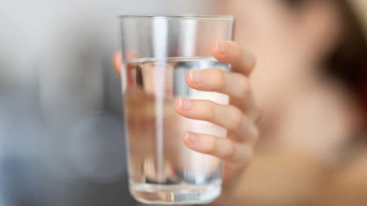 Descargá tus malas energías en un vaso de agua: el ritual de limpieza viral que puede cambiar tu día