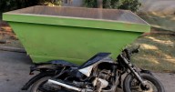 Una persona murió y otra resultó gravemente herida tras chocar su moto con un contenedor