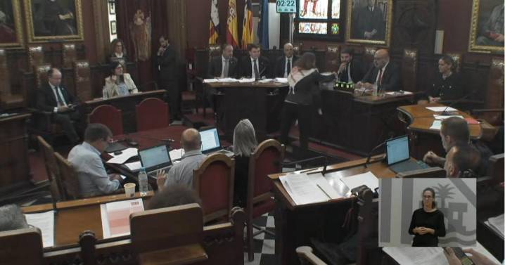 «Es usted una vividora»: el alcalde de Palma estalla después de que Lucía Muñoz le entregue el chándal de su detención en Gaza