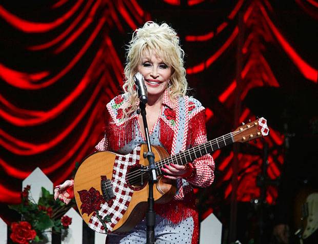 Dolly Parton no recibirá su Óscar honorífico en persona por motivos de salud