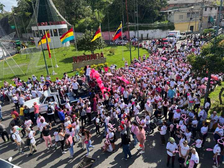 Masiva caminata por la prevención del cáncer de mama en Los Teques