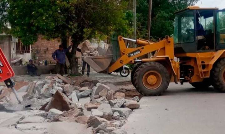 Obras Públicas de la Capital realizó tareas de bacheo en Av. Colón sur y en el barrio Borges