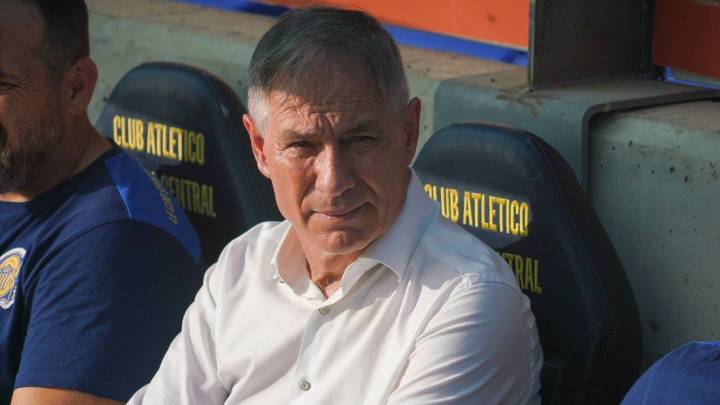 Central: Holan no lo confirmó, pero haría cambios y recupera a un jugador entre los concentrados